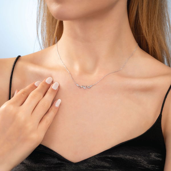 0,05 Karat Pırlantalı Trend Yaprak Kolye - Pare Pırlanta