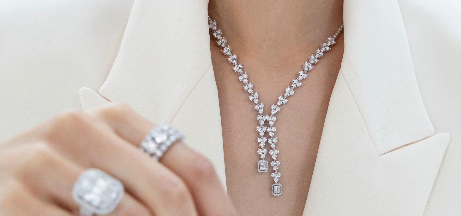 Beyaz Elbise ile Hangi Takılar Kullanılmalı?