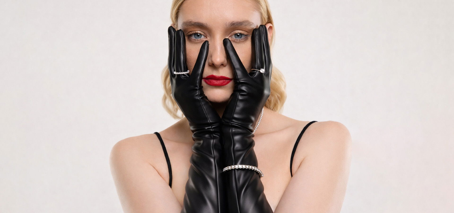 Deri Eldivenle Takı Kullanımı Nasıl Olmalı?