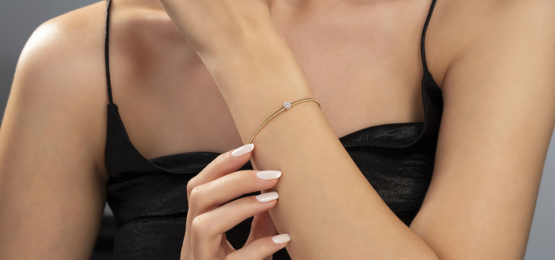 Kelepçe Bileklik Modelleri ve Zamansız Şıklık İçin Kombin Önerileri