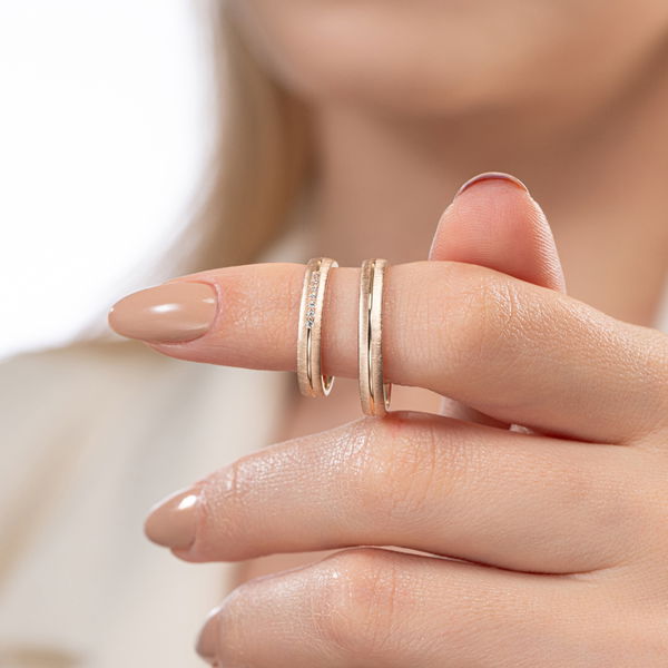 Dokulu Sıra Taşlı Çift Alyans - Pare Pırlanta